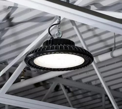 Foco Campana Industrial UFO 100W LED: Innovación y Eficiencia en Iluminación